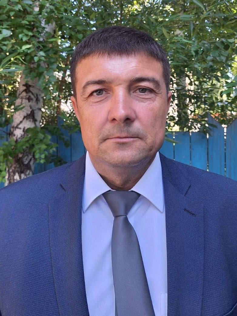 В Завьяловском районе Алтайского края выбрали нового главу  Голосование по вопросу избрания главы муниципального образования состоялось на очередной сессии районного Собрания депутатов, которая прошла сегодня, 18 июля.  Как рассказали в пресс-службе краевого правительства, главой района избран Юрий Ходунов. За него проголосовали 16 из 18 народных избранников.  Юрий Ходунов родился в 1975 году в селе Гонохово Завьяловского района. В 2002 году окончил Алтайский государственный аграрный университет по направлению «ветеринария». Трудился в родном районе с 2004 года в колхозе «Путь к коммунизму» ветеринарным врачом. С 2010 года работал на разных должностях в управлении ветеринарии по Завьяловскому району, с 2012 года до недавнего времени был начальником краевого государственного бюджетного учреждения «Управление ветеринарии государственной ветеринарной службы Алтайского края по Завьяловскому району».  К24