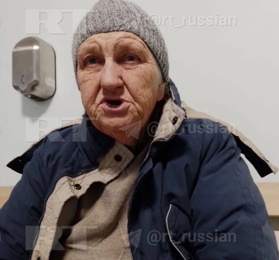 64-летняя пенсионерка из курского села Погребки три месяца пряталась в подвалах от ВСУ и два из них была с ранением.  Об этом рассказала RT знакомая Зои Белевцовой. По её словам, после усиления украинских обстрелов пенсионерка  на фото  не выходила на улицу, питалась консервами и овощами из подвала:  «Во время одного из прилётов дом Зои Владимировны разрушился и её задело, в спину попал осколок».  Несмотря на ранение, она выбралась из подвала и вместе с соседкой в минувшие выходные дошла до российских военных. В больнице у неё извлекли осколок. Всё это время пенсионерку искали родственники.    Подписаться   Прислать новость   Читать аналитику