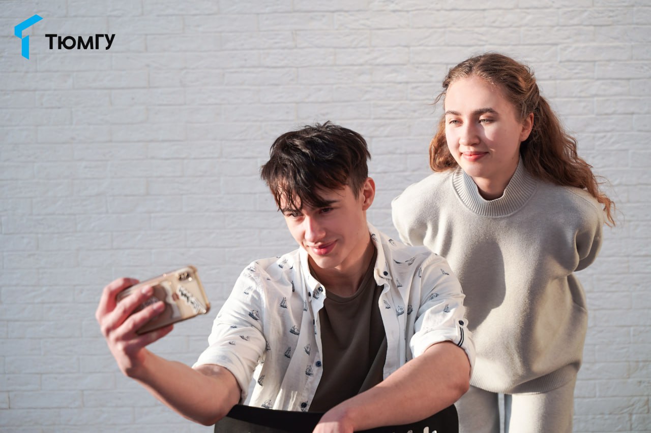 А вы можете отличить сгенерированную картинку от реального фото Психологи ТюмГУ изучили связь между коммуникативными характеристиками человека и способностью различать изображения лиц созданных с помощью ИИ Наше исследование показало что люди которые взаимодействуют с искусственным интеллектом опознают его генерации лучше чем те кто не имеет опыта работы с ИИ И вероятно они способны распознать использование ИИ злоумышленниками отметила профессор департамента психологии и дефектологии ТюмГУ Инна Васильева Понимание того какие факторы могут влиять на способность человека различать подлинные и сгенерированные изображения является особо важным для обеспечения информационной безопасности и предотвращения мошенничества Подробнее об исследовании рассказываем на сайте ТюмГУ ТюмГУ Поддержать канал MAX