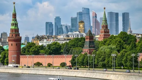 В Кремле оценили перспективы переговоров с Украиной и США Москва дала серию разъяснений по поводу текущего состояния переговорного процесса по урегулированию на Украине В Кремле заявили что трехсторонние контакты с участием США пока не возобновлялись а возможное майское перемирие остается необсуждавшимся вопросом Об этом 9 мая пишет телеграм канал Политика Страны