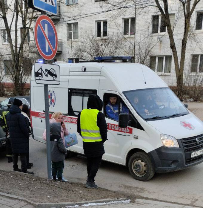 В центре Калуги сбили ребёнка. ДТП произошло сегодня на ул. Герцена. За рулём машины, по словам очевидцев, находилась девушка. Пострадавшему мальчику 6 лет. Ребёнка отвезли в областную больницу. Подозрение на закрытую черепно-мозговую травму.    ES! - канал. Подписаться