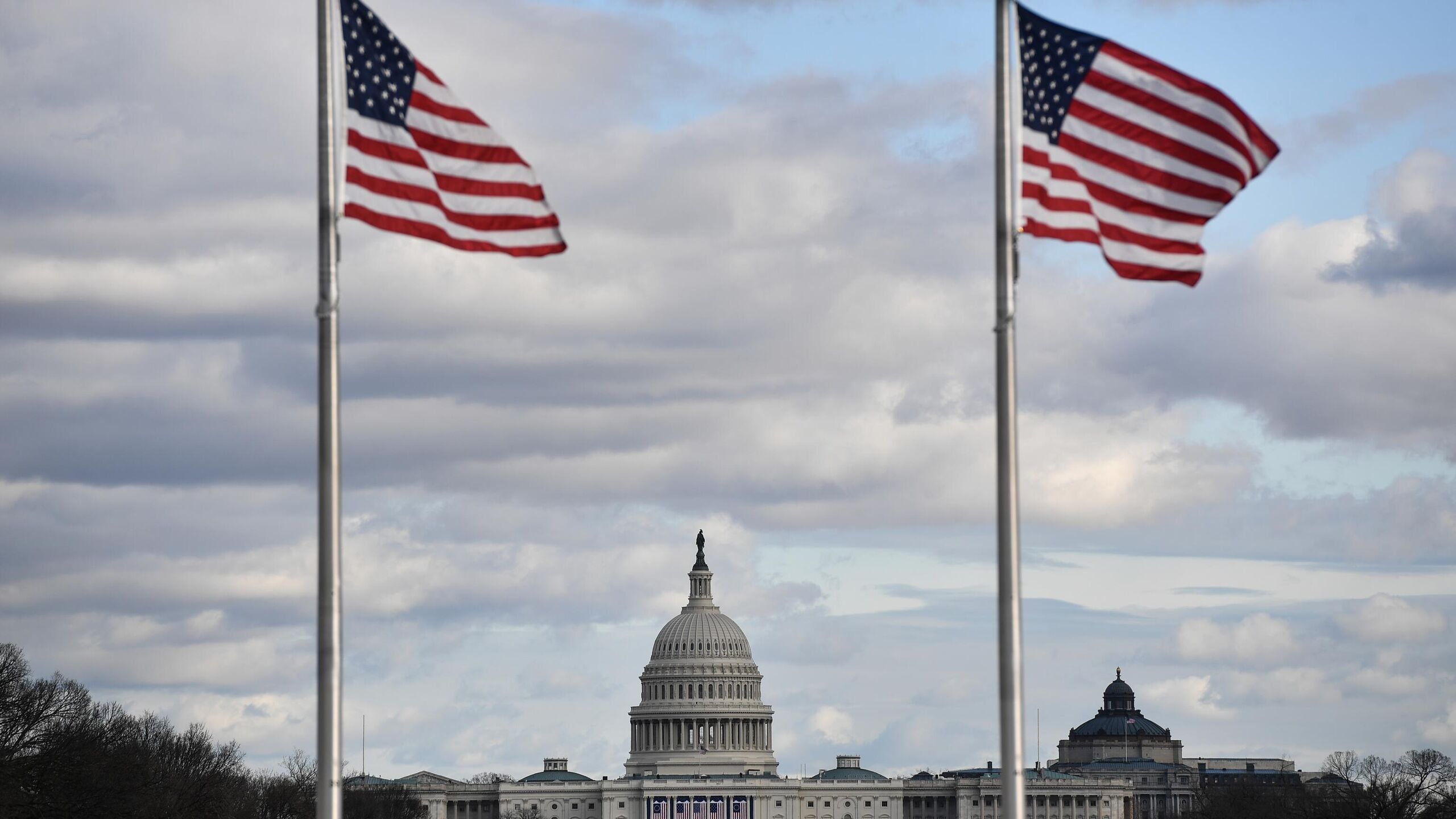 Дни, когда США тратили неограниченный объем денег американских налогоплательщиков на помощь Украине, завершились, теперь это "бремя" лежит на плечах европейских налогоплательщиков, заявил в понедельник постпред Соединенных Штатов при НАТО Мэттью Уитакер.