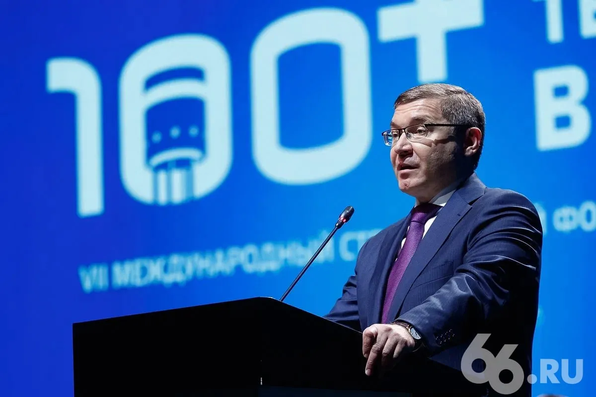Отказаться от запретительского маразма потребовал от единороссов бывший уральский полпред Единая Россия не является партией запретов заявил секретарь генсовета ЕР Владимир Якушев По его словам были только личные мнения и инициативы некоторых депутатов Накануне выборов политик призвал тщательнее контролировать риторику чтобы в медиа не появлялись дикие не согласованные с партией инициативы Мы публично поясняем почему не стоит сегодня вводить запреты и усиливать жесткие меры не стоит вводить цензуру почему нужно опираться на мнение граждан общественных организаций экспертов цитирует Якушева Коммерсантъ Он добавил что нельзя доходить до запретительского маразма люди по большей части сами разберутся что и как ограничивать Ранее президент Владимир Путин призвал законотворцев не зацикливаться на запретах так как излишние барьеры тормозят развитие Но при этом только за весну этого года в России запретили вывески на латинице фильмы дискредитирующие традиционные духовно нравственные ценности а также фактически заблокирован мессенджер Telegram Напомним осенью пройдут выборы депутатов Госдумы Заксобрания и муниципальных дум на связи в TG MAX VK