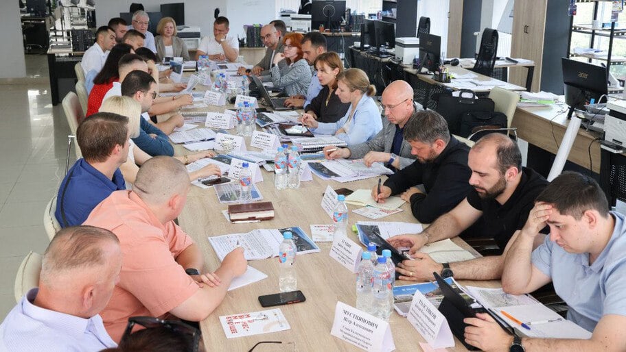 В Скадовском округе могут появиться индустриальный парк и транспортно-логистический терминал Строительство индустриального парка и транспортно-логистического терминала в Скадовском округе обсудили на совещании в Скадовске, сообщил Единый институт пространственного планирования РФ. Совещание прошло под руководством директора Единого института пространственного планирования РФ Дины Саттаровой, министра экономического развития Херсонской области Эрвина Мусаева и главы Скадовского округа Александра Дудки. Фото: Единый институт пространственного планирования РФ , VK и ОК и читайте новости на нашем сайте