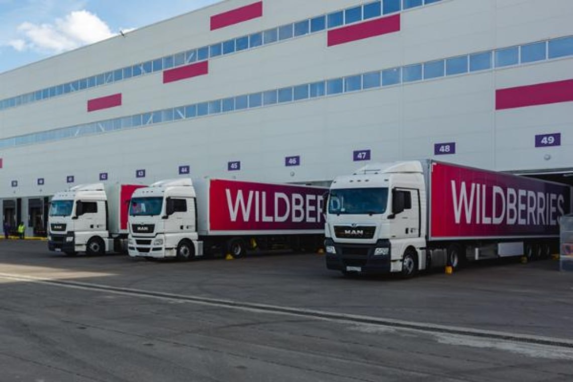 В Кыргызстане построят логистический центр для Wildberries В Кыргызстане ведутся переговоры с маркетплейсом Wildberries для строительства крупного логистического центра Об этом сообщил глава минэконома Бакыт Сыдыков Отвечая на вопросы депутатов о том как решается проблема швейников по вопросу ввоза товаров на территорию России он отметил что теперь предприниматели должны быть плательщиками ввозного НДС на территории РФ Министр сообщил что ведутся переговоры с Wildberries и продумывается механизм Планируется строительство крупного логистического центра на 28 гектаров Мы подошли к завершению инвестиционного соглашения далее начнется процесс согласования Будет отдельный центр Wildberries Это большой проект где только доставка обеспечит работой 6 тысяч 700 человек сказал глава Минэкономики По его словам объект будет введен в эксплуатацию до 2028 года news24kg news24kg admin