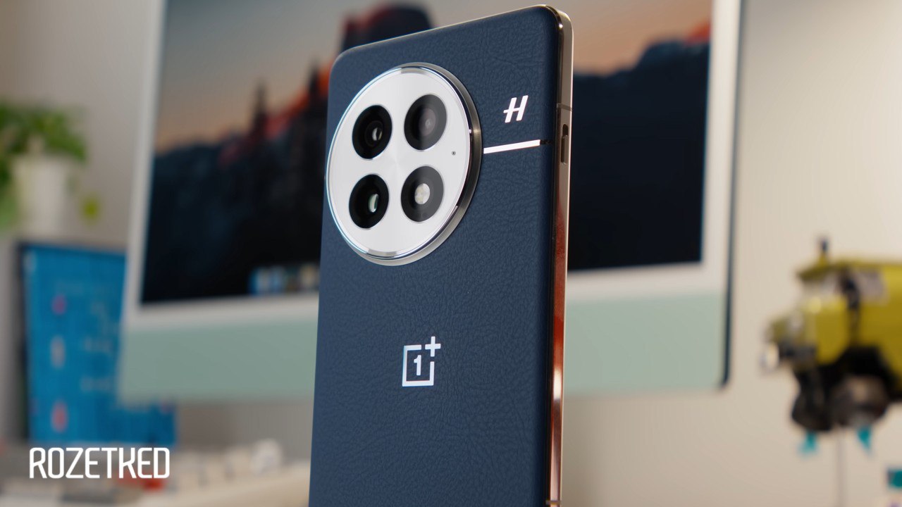 Смартфоны OnePlus подвержены уязвимости раскрывающей содержимое SMS другим приложениям Брешь была обнаружена одной из компаний в сфере кибербезопасности Оказалось что уязвимость появилась из за того что OnePlus внесла изменения в систему телефонии Android В результате этого разные приложения могут получать доступ к SMS без разрешения пользователя и даже какого либо взаимодействия с ним OnePlus сообщила что уже готовит исправление но оно выйдет не раньше середины октября rozetked me news 41772