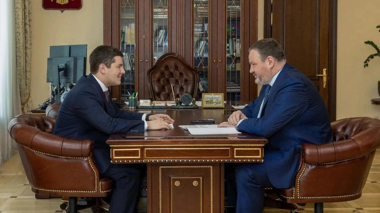 Ямал сохраняет лидирующие позиции в стране по демографическим показателям Губернатор Ямала Дмитрий Артюхов и Министр труда и соцзащиты РФ Антон Котяков обсудили вопросы демографии и занятости По итогам 2025 года регион вошел в тройку лучших в стране по суммарному коэффициенту рождаемости Региональная система мер поддержки семей с детьми включает более 30 выплат и льгот Число семей воспитывающих трех и более детей за последние 15 лет выросло в 3 раза Сейчас на Ямале проживает почти 17 5 тысячи многодетных семей Особое внимание на встрече уделили поддержке участников СВО В ЯНАО реализуется комплексная программа адаптации в нее входит 168 мероприятий в сферах здравоохранения занятости и социальной защиты Например в рамках проекта СВОИ БЛИЗКИЕ более 500 жен и матерей участников СВО прошли онлайн обучение Фото пресс служба Минтруда РФ Подпишись на УрФО ИНФО в МАКС