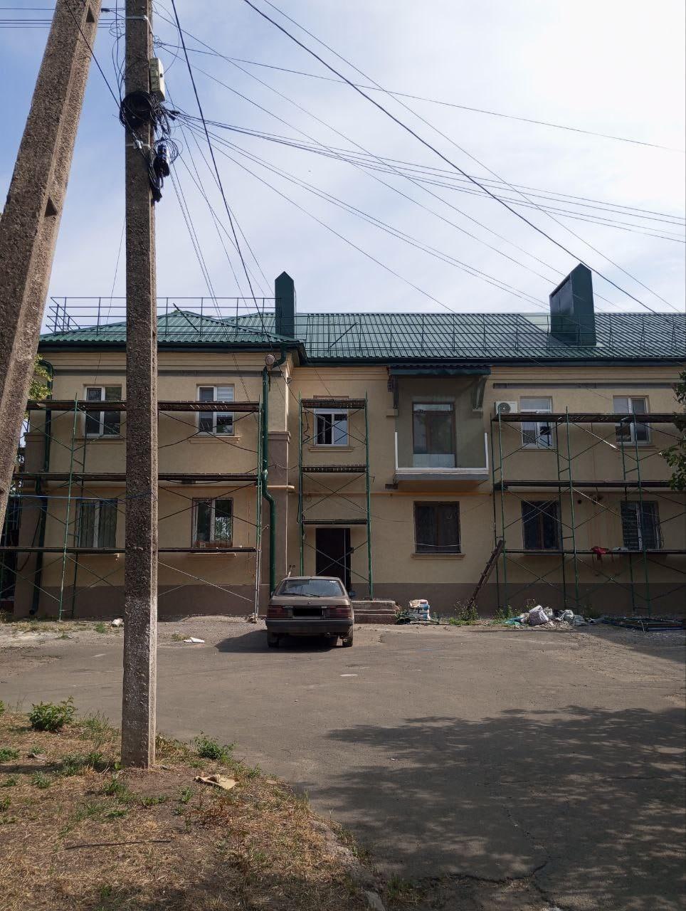 При участии ФАУ «РосКапСтрой» ведется восстановление многоквартирного дома в 24 квартале г. Мариуполя  По поручению Минстроя России ФАУ «РосКапСтрой» осуществляет мониторинг ремонтно-восстановительных работ на объектах жилья и социальной инфраструктуры ДНР с целью оценки фактически выполненных работ по каждому из объектов. Дочерняя организация учреждения ООО «РКС-НР» осуществляет на объектах восстановления функции генерального подрядчика.  Так, эксперты ФАУ «РосКапСтрой» проверили ход работ по восстановлению многоквартирного дома в 24 квартале г. Мариуполя.  Строители осуществляют восстановление кровли, фасада, окон и дверей здания, отделки МОП. Также ведется восстановление инженерных сетей: систем центрального отопления, водоснабжения и водоотведения, водосточной системы. В данный момент готовность объекта составляет 90%.  Ремонтно-восстановительные работы выполняются при координации Минстроя России по заказу ППК «Единый заказчик в сфере строительства».