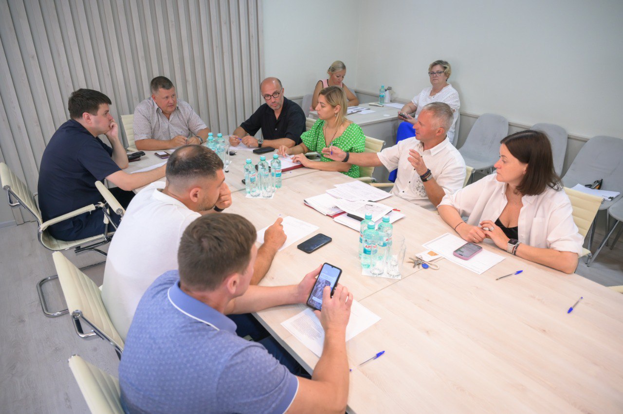 Депутатский Комитет по градостроительной политике и землепользованию обсудил строительство Восточного объезда в Сергиевом Посаде Строительство Восточного объезда в Сергиевом Посаде необходимо ускорить. К такому выводу пришли участники депутатского Комитета по градостроительной политике и землепользованию. Народные избранники ознакомились с корректировками и изменениями проекта развязки, призванной разгрузить проспект Красной Армии и соединить Западную и Восточную часть города, а также уточнили сроки строительства самого сложного этапа — прокола на улице Вифанской, который заменит переезд на 1-й Рыбной. «Это будет в 3 квартале 2026 года. Ставится задача до 2029 года, но планируется ускорить строительство и закончить эти работы где-то в 2027-2028 году», — сказал Кирилл Апостолов, депутат Совета Сергиево-Посадского городского округа, член фракции «Единая Россия». Воплощённый в жизнь проект позволит реализовать перенос административно-делового центра в восточную часть города, не создавая неудобств горожанам. Также депутаты рассмотрели готовность участков, на которых будут располагаться основные объекты, предусмотренные Стратегией развития Сергиева Посада. Работы юристам и кадастровым инженерам по переводу их из одной категории в другую предстоит немало. Муниципальная власть намерена этот процесс контролировать.