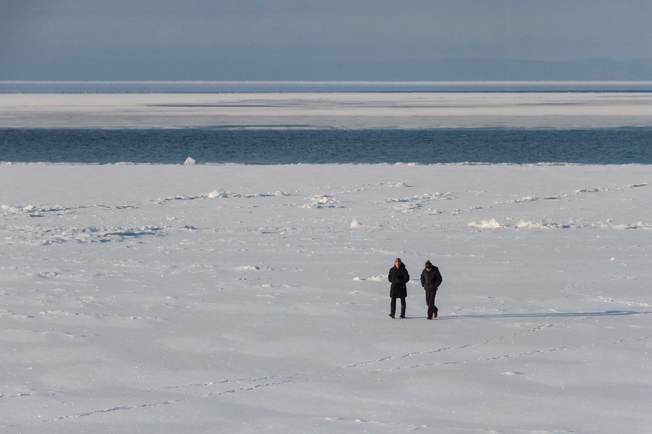 Крещенские морозы наконец то сковали Байкал По данным Федеральной службы по гидрометеорологии и мониторингу окружающей среды Росгидромет на спутниковых снимках от 16 января видно что на севере Байкала образовались ледяные поля у восточного берега битый лед а в средней части открытая вода На юге ледостав завершился В проливе Малое Море толщина льда в Мухорском заливе достигает 42 см в Куркутском 40 см в бухте Базарной 41 см В проливе Ольхонские ворота по прежнему наблюдается открытая вода Кроме того лед уже установился в заливах Ангарский сор Чивыркуйском и Баргузинском В районе поселка Нижнеангарск и Турки наблюдается неполный ледостав В ночь на 19 января на юге Байкала в районе поселка Култук лед полностью сковал акватории Выезд на лед по прежнему запрещен и опасен