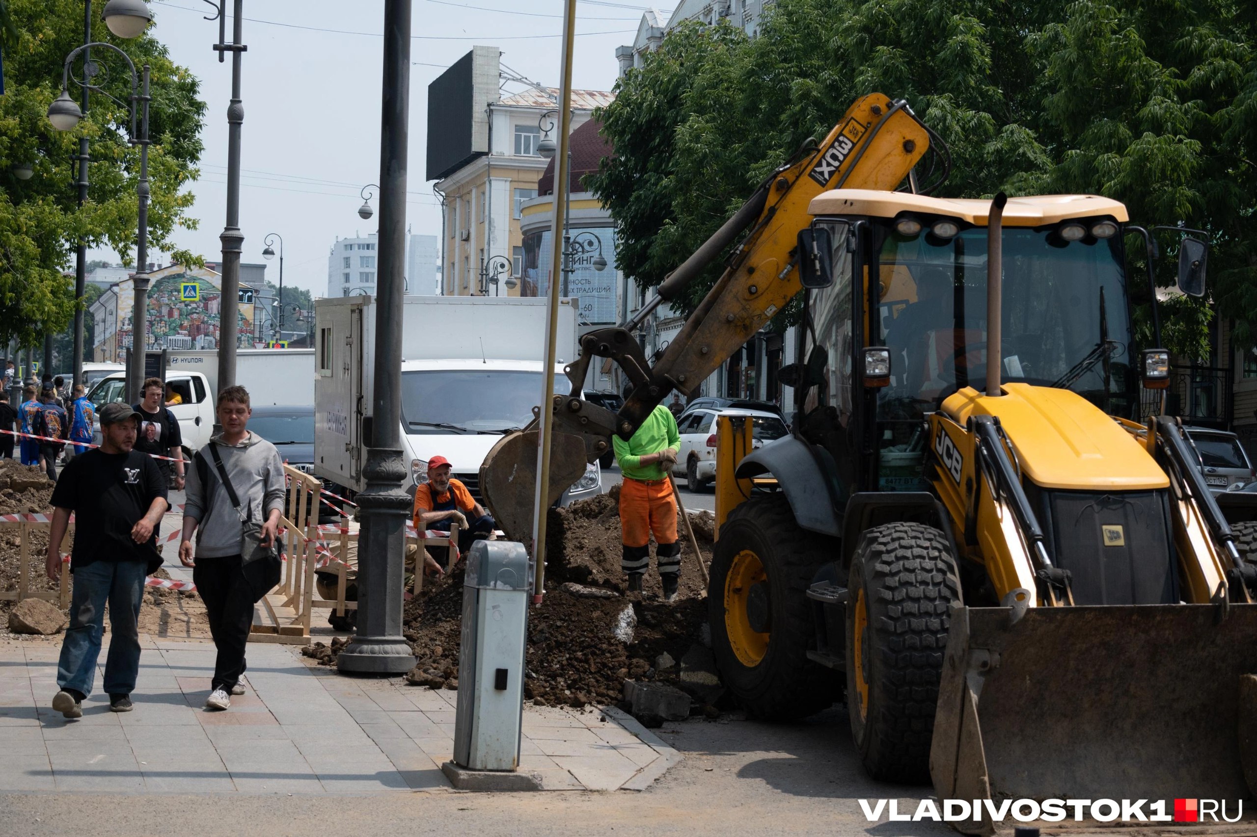 Новую дорогу на Нефтеветке во Владивостоке могут закончить уже к 1 сентября 2026 года Об этом в ходе передачи Прямой разговор 6 с губернатором Олегом Кожемяко рассказал министр транспорта и дорожного хозяйства Приморского края Алексей Игнатенко С наболевшим для многих вопросом к Кожемяко обратился житель Второй Речки пожаловавшийся на то что он каждое утро возит ребенка в школу на Первой Речке и дорога в одну сторону занимает минимум час из за пробок Мужчина задался вопросом получится ли закончить проект в этом году Кожемяко подчеркнул Нефтеветка проспект 100 летия и Маковского важнейшие улицы города Он сам неоднократно сталкивался с пробками и даже несколько раз предпочитал автомобилю другой вид транспорта чтобы не стоять в заторах а потому обсуждал работу над дорогой дублером с главой Владивостока Константином Шестаковым Уже начата работа по Нефтеветке но пока организационная Это где то снос где то вскрытие полотна выяснение незаконных строений подвинувших свои границы Кто то заборы подвинул сказал губернатор Кожемяко предположил что уже в 2026 году закончат первый этап строительства дороги и ее заасфальтируют для более менее комфортного проезда но Игнатенко спрогнозировал окончание работы до начала учебного года На компенсирование Владивостоку затрат в бюджете заложены около 350 миллионов рублей Также специалисты завершают проектирование изменения Фирсовской развязки которое сделает выезд с нее более удобным на Нефтеветку и Первую Речку Подписаться в Telegram    Подписаться в MAX