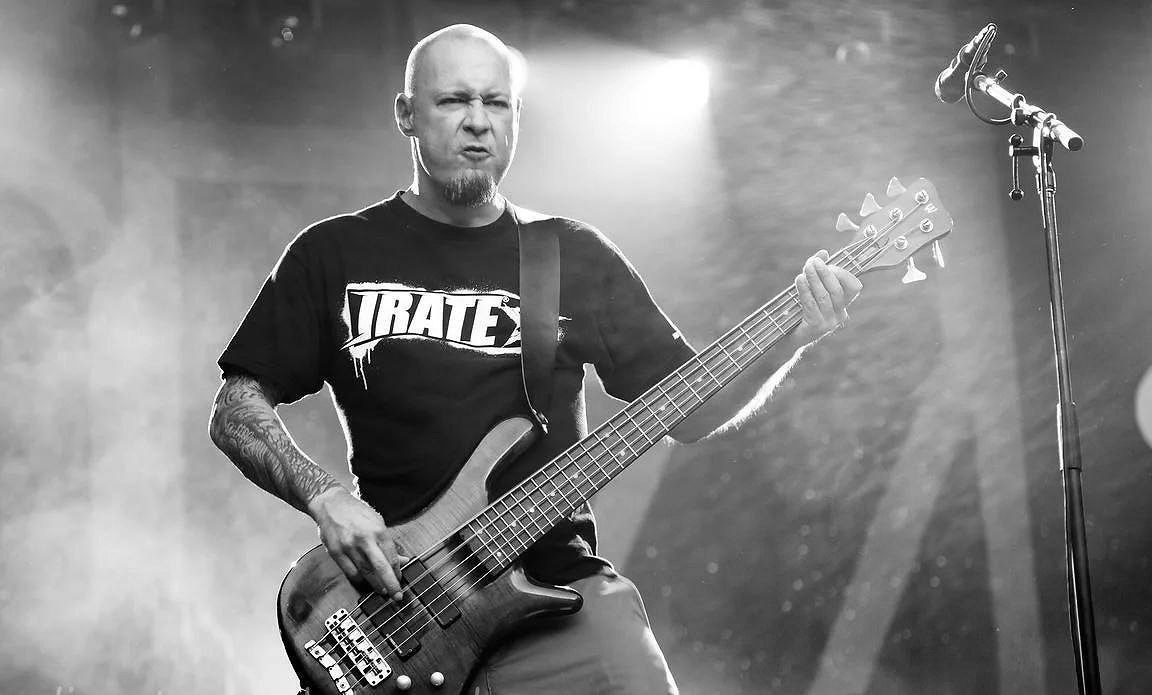 Умер бас гитарист Сэм Риверс сооснователь группы Limp Bizkit Ему было 48 лет Риверс стоял у истоков ню метала участвовал в формировании объединения в 1994 году став известным по хитам Behind Blue Eyes Take a Look Around и Break Stuff Он приложил руку к записи всех альбомов группы а также был признан басистом 2000 года на Gibson Awards
