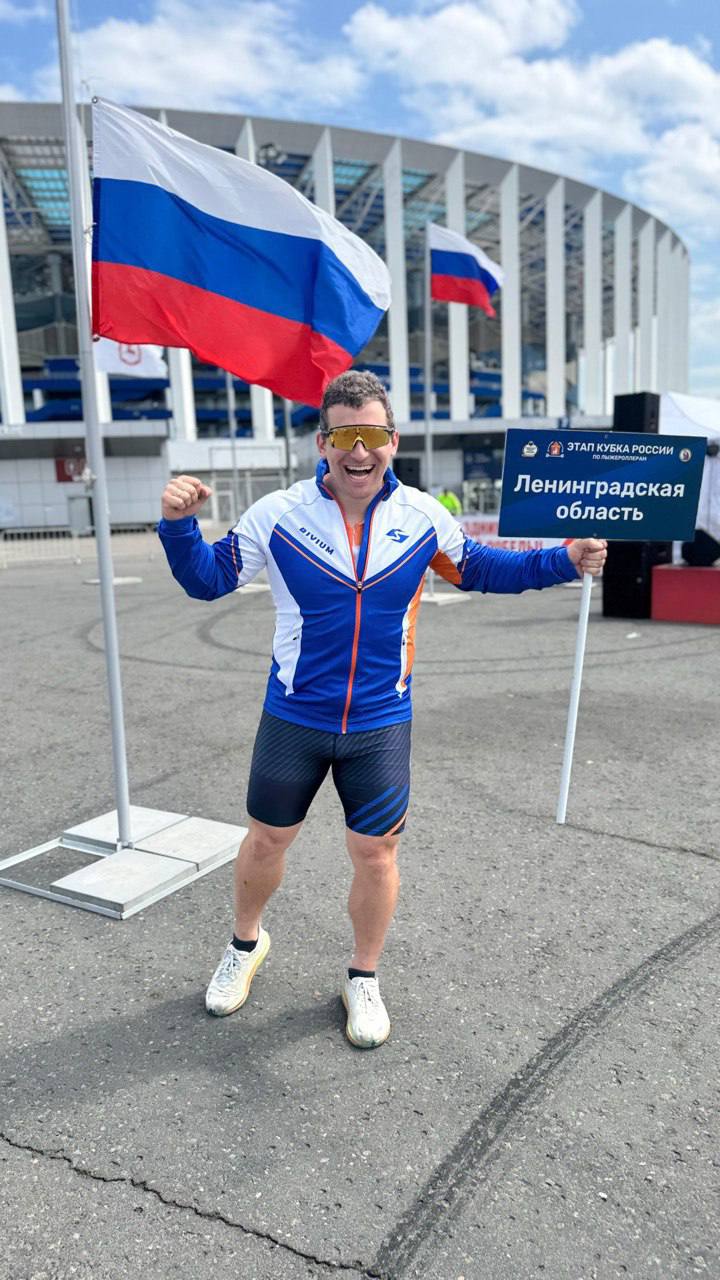 Александр Дрозденко поздравил Ивана Жилинского с победой на Первом этапе Кубка России по лыжероллерам в Нижнем Новгороде — впервые в истории Ленинградской области наш спортсмен стал чемпионом этих престижных соревнований! «От всей души поздравляю Ивана с этой знаменательной победой! Мы гордимся нашими спортсменами, которые доказывают — Ленинградская область возвращает себе лидерские позиции в лыжном спорте. Целенаправленно работаем над возрождением былых традиций, и первые результаты уже есть. Уверен, впереди нас ждёт ещё много ярких побед!» - отметил глава региона. В спринте на 200 метров сразу два представителя Ленобласти показали выдающийся результат, войдя в пятёрку сильнейших - Павел Макаров из Выборга стал бронзовым медалистом. Завтра наших спортсменов ждёт не менее захватывающий масс-старт. Болеем за наших!