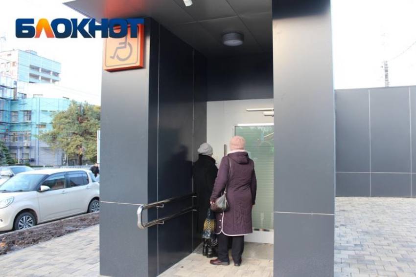 Проблемный лифт на Красных Партизан в Краснодаре будет работать дистанционно  После проверки подземного перехода на улице Красных Партизан у Краевой клинической больницы №2 прокуратура выявила нарушения доступности для маломобильных граждан.  После жалоб горожан все нарушения были устранены. На данный момент в переходе установили информационные знаки и навигацию для инвалидов, обеспечили дистанционное открытие кабины, а также установили видеонаблюдение и двустороннюю связь для безопасности пассажиров и сохранности оборудования.   ‍Работа  Авто    Глэмпинг
