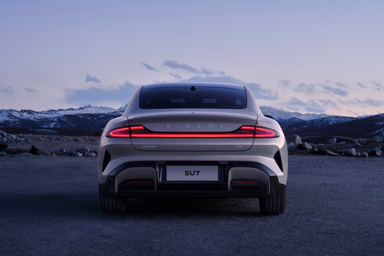 Китай исключил электромобили из списка стратегических отраслей Электрички отсутствуют в новом пятилетнем плане на 2026 2030 год пишет Reuters Они и прочие транспортные средства на новых источниках энергии подключаемые гибриды автомобили на топливных элементах были включены в число стратегических отраслей в рамках предыдущих трёх пятилеток Власти выделили миллиарды долларов в качестве субсидий которые помогли Китаю занять лидирующие позиции в отрасли За прошедшие годы Китай стал крупнейшим в мире рынком автомобилей Однако в секторе наблюдается избыток производственных мощностей агрессивная ценовая война и чрезмерная конкуренция Поэтому приоритеты развития государства пересмотрены Как это отразится на рынке зелёных машин станет ясно по мере исполнения следующего пятилетнего плана Верите в то что мир пересядет на электрокары да и уже скоро разве что через десятки лет этому не бывать Журнал Авто ру online