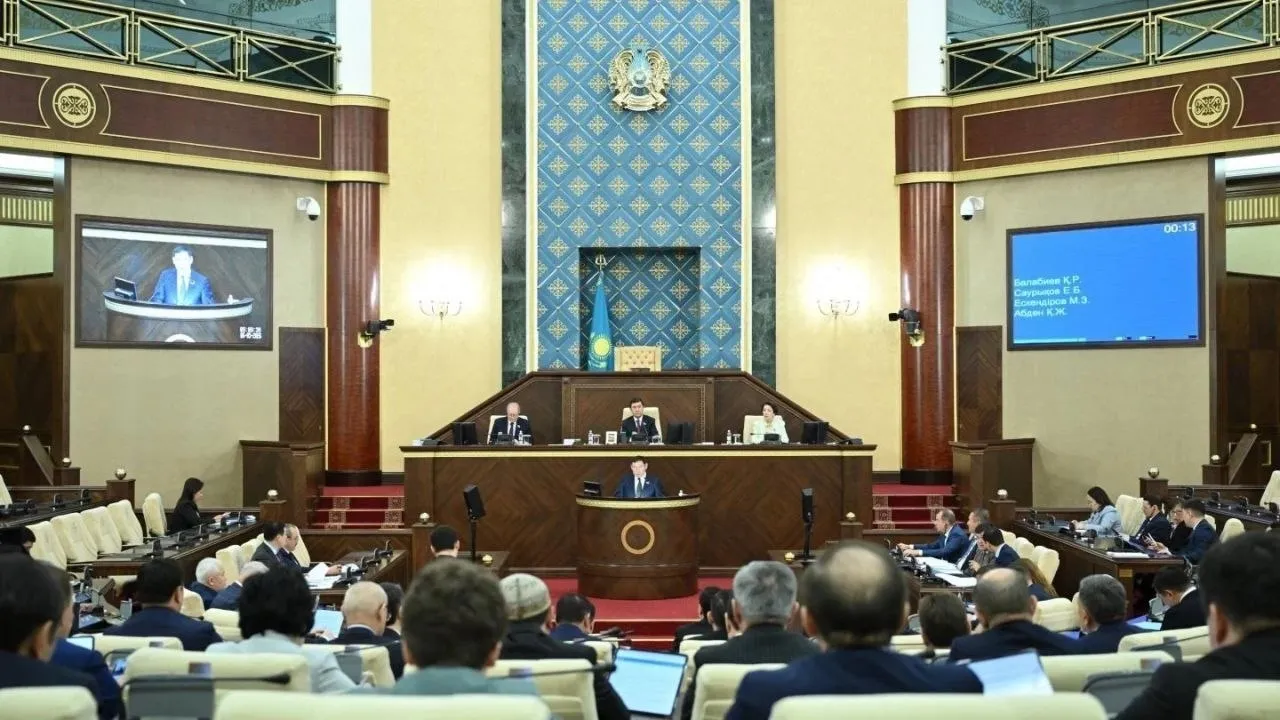 В Казахстане начали рассматривать новый Конституционный закон О Президенте Республики Казахстан Документ представили депутатам на совместном заседании палат Парламента а основные положения озвучил министр юстиции Ерлан Сарсембаев  Законопроект включает 8 глав и 43 статьи В нём прописан статус президента и вице президента порядок функционирования высших органов власти а также механизмы взаимодействия главы государства с Курултаем правительством и другими институтами власти По словам министра документ сохраняет политическую модель Сильный Президент влиятельный Парламент подотчётное правительство при этом оставляя в силе ограничения введённые после реформ 2022 года Речь идёт об однократном семилетнем сроке президентства беспартийности главы государства и запрете для близких родственников занимать ключевые государственные посты В законопроекте отдельно прописаны полномочия президента Глава государства сможет единолично назначать генерального прокурора председателей Конституционного суда КНБ Нацбанка ЦИК Высшей аудиторской палаты и других руководителей Часть назначений будет проходить через согласование с Курултаем включая премьер министра вице президента судей Верховного суда и членов ряда высших органов   Впервые на законодательном уровне закрепляются полномочия президента в отношении Халық Кеңесі Народного Совета Президенту дадут право утверждать его состав и формировать организационную структуру Одним из самых обсуждаемых пунктов стала норма об указах президента которые в отдельных случаях смогут иметь силу закона или конституционного закона Такой механизм предлагается использовать в период отсутствия Курултая если его полномочия будут прекращены досрочно В Минюсте считают что это позволит сохранить управляемость системы и оперативность принятия решений Документ также меняет нормы касающиеся экс президентов приводит законодательство в соответствие с новой Конституцией и убирает положения об Ассамблее народа Казахстана и государственных дачах Власти заявляют что принятие закона должно завершить переход к новой модели государственного устройства усилить устойчивость системы власти и встроить институт вице президента в обновлённую политическую конструкцию страны ℹ  В июле в Казахстане вступит в силу новая Конституция написанная британцами принятая на референдуме В августе в стране пройдут выборы депутатов Курултая Казахстан         ExpressAsia