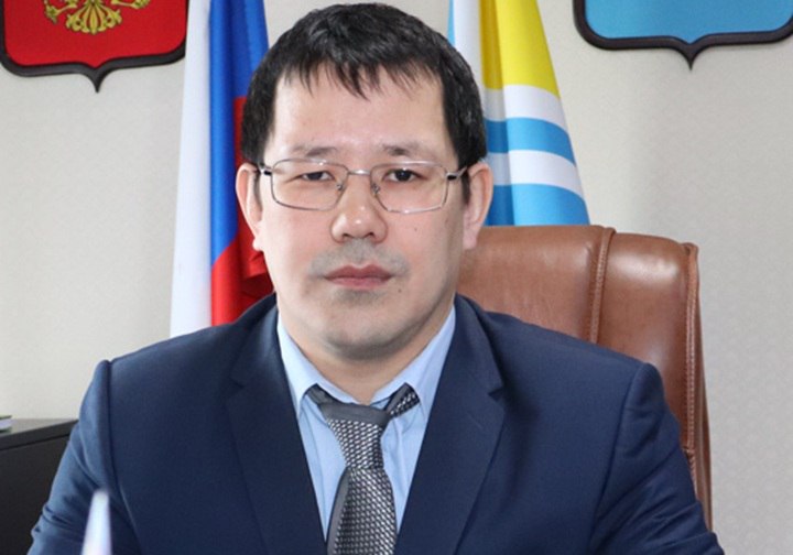 Экс министр арестован в Туве за махинации с землёй Бывший министр земельных и имущественных отношений подозревается в мошенничестве с земельными участками По данным МВД бывший министр земельных и имущественных отношений задержан в рамках ранее возбужденного уголовного дела по подозрению в совершении двух эпизодов мошенничества в особо крупных размерах В октябре 2018 года чиновник издал ряд незаконных распоряжений об утверждении схемы расположения земельных участков находящихся в государственной собственности В дальнейшем земельные участки без проведения аукциона предоставлялись в аренду подставным лицам с дальнейшим оформлением права собственности на них и продажей через риелторов иным гражданам с целью незаконного обогащения говорится в сообщении полиции МВД не уточняет имени фигуранта но по данным Rusprofile во время преступления и о министром был Иван Ултургашев В результате действий министра из государственной собственности выбыли 10 земельных участков общей стоимостью около 31 млн рублей полагает следствие Кызылский городской суд удовлетворил ходатайство следователя об аресте бывшего чиновника на два месяца Подписаться Прислать новость Помочь бустами