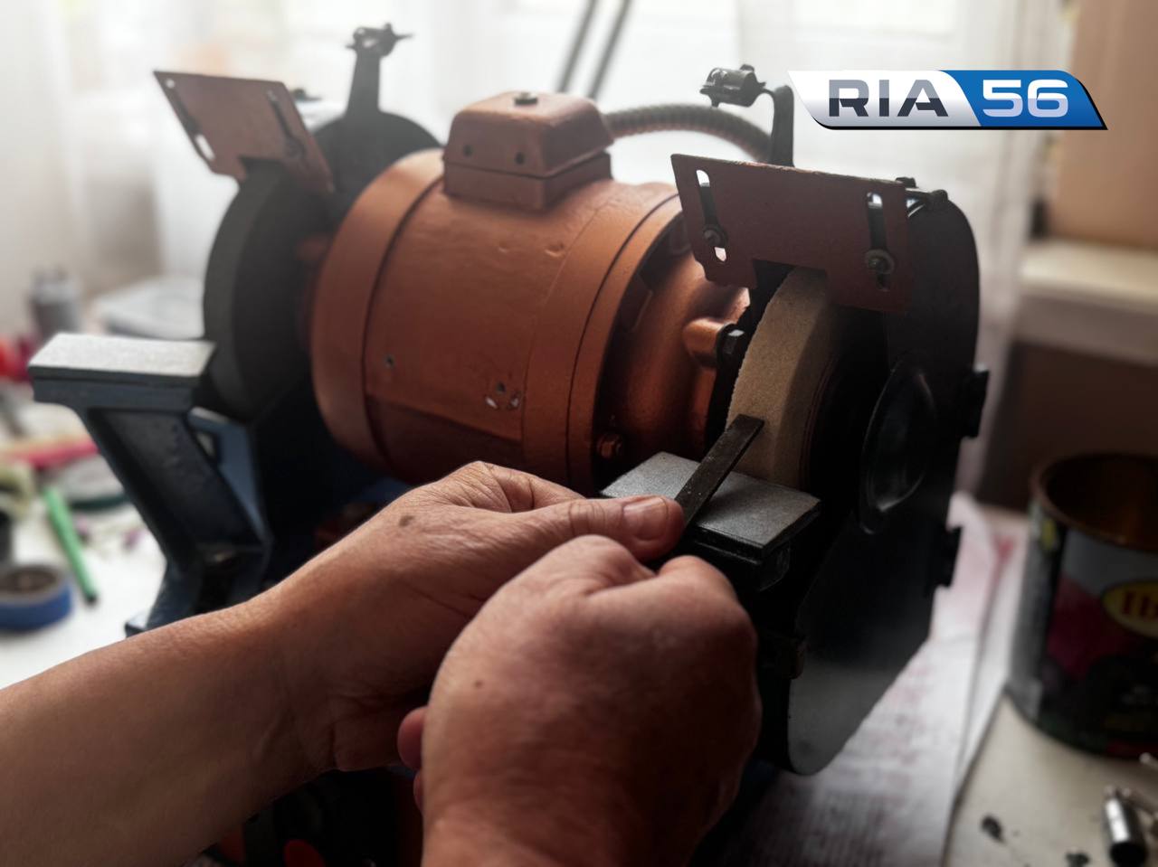 РИА56  Опасный ремонт В Новоорском районе мужчина упал лицом на работающий электростанок Несчастный случай произошёл с 52 летним мужчиной Он ремонтировал заточный станок В какой то момент случилось короткое замыкание и оренбуржец упал прямо лицом на вращающийся диск Пострадавшего доставили с травмами в больницу врачи оценивают состояние его здоровья как крайне тяжелое По факту ЧП полицейские инициировали проверку Будут изучены все обстоятельства несчастного случая в том числе на предмет соблюдения техники подробнее на канале РИА56