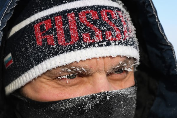 Синоптики анонсировали морозы до 50 на Урале и в Сибири Это связано с Восточно Сибирским антициклоном Как сообщил Интерфаксу научный руководитель Гидрометцентра Роман Вильфанд сейчас очень редкий случай когда погоду практически на всей территории страны определяет мощнейший антициклон В ближайшие дни по его данным температура ниже нормы будет во многих регионах Так в Центральном федеральном округе 17 18 января в Тверской Московской Смоленской и Владимирской областях температура будет на 8 12 градусов ниже нормы Во Владимирской области температура опустится до минус 24 градусов в Московской до минус 26 27 градусов В Приволжском федеральном округе в Нижегородской области в Чувашии и Мордовии прогнозируется температура на 8 12 градусов ниже нормы и морозы до минус 25 градусов на юге федерального округа в Оренбургской Саратовской областях и в Башкортостане до минус 28 градусов Подписаться на Говорит Москва Telegram VK MAX