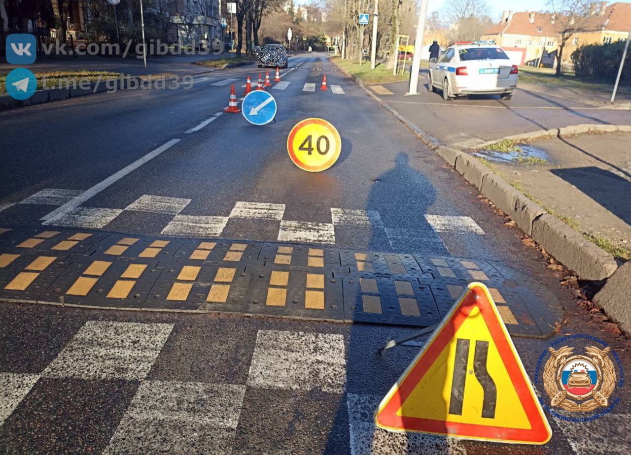 В субботу 22 ноября в Калининграде на улице Нарвской на зебре сбили 50 летнего пешехода Водитель с места ДТП уехал Пострадавшая доставлена в больницу Госавтоинспекция обращается ко всем кто располагает какой либо информацией о ДТП сообщить по телефонам 552 511 дежурная часть 552 526 отделение розыска Фото телеграм канал Госавтоинспекция 39