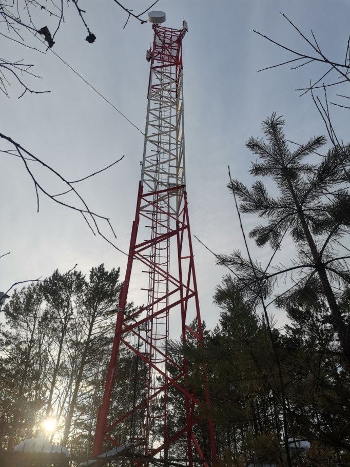 МТС прокачала сеть LTE для дачников Краснокаменска Цифровая экосистема МТС усилила сеть LTE в садоводческом товариществе «Южное» в пригороде Краснокаменска. Средняя скорость передачи данных в дачном массиве выросла более чем на 30%. МТС расширила сеть LTE и увеличила скорость мобильного интернета в СНТ «Южное», где расположены не только летние дачи жителей Краснокаменска, но и частные дома, в которых забайкальцы проживают круглогодично. С наступлением теплого сезона количество проживающих в дачных и садоводческих товариществах значительно увеличивается. Благодаря проведенным работам, дачники Краснокаменска смогут с комфортом узнавать в интернете о новых агроприёмах и повышать урожайность на своём участке, обмениваться опытом и делиться успехами, а также смотреть фильмы и сериалы онлайн во время отдыха. «Забайкальцы любят загородный отдых и дачную жизнь, а наличие скоростного интернета и качественной голосовой связи делают пригород и дачные кооперативы еще привлекательнее. Поэтому мы позаботились об улучшении качества сети, чтобы жители могли при необходимости между садовыми работами подключаться к вебинарам и работать удалённо из дома, использовать сервисы видеосвязи, а школьники могут читать книги в онлайн-библиотеке из обязательного списка литературы на лето. Скоростной LTE-интернет также позволяет подключать автоматические датчики контроля и учета электроэнергии, тепла, беспроводные видеокамеры и системы безопасности, чтобы жизнь за городом была удобной и безопасной», - сообщили в компании МТС в Забайкальском крае. Подписывайтесь: