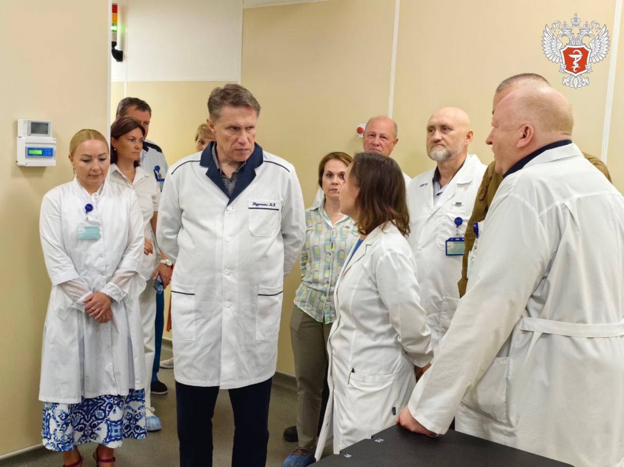 Минздрав России  VK     Михаил Мурашко: Особое внимание уделяется развитию первичного звена в Запорожской области  До конца года в Запорожской области появится 23 модульных медорганизации, рассказал министр здравоохранения Российской Федерации Михаил Мурашко по итогуам рабочего визита Запорожскую область.  — То, что сегодня происходит в Запорожской области, это действительно очень активный формат развития здравоохранения, в том числе кадрового потенциала и инфраструктуры, — отметил он.    Особое внимание уделяется совершенствованию амбулаторно-поликлинической помощи, подчеркнул он.  — Говоря об амбулаторно-поликлинической помощи, мы планируем, что в этом году мы возведем около 23 модульных конструкций для первичного звена здравоохранения, это фары и врачебные амбулатории— сообщил глава Минздрава России.  ↪  Высокотехнологичная медицинская помощь пациентам с сердечно-сосудистыми заболеваниями  По словам министра, в планах дальнейшее развитие сосудистой помощи в Бердянске. Особое внимание будет уделено установке ангиографического комплекса, благодаря которому значительно расширится спектр диагностических и лечебных мероприятий для пациентов с патологиями сердечно-сосудистой системы, включая ишемическую болезнь сердца и аритмии.