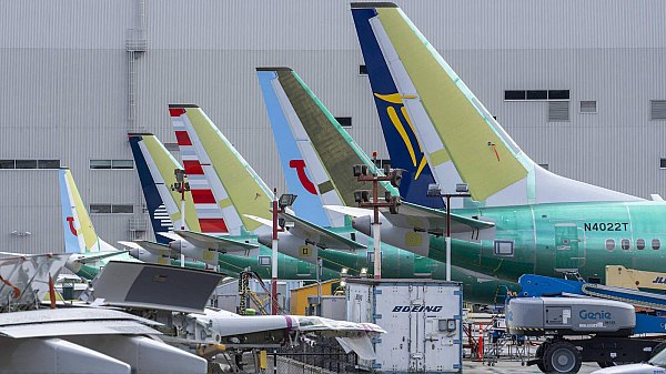 FAA смягчило ограничения на производство самолетов Boeing 737 MAX Федеральное управление гражданской авиации США Federal Aviation Administration FAA смягчило ограничения по производству компанией Boeing самолетов 737 MAX подняв производственный потолок до 42 единиц с 38 Об этом сообщает Интерфакс со ссылкой на The Wall Street Journal Ограничения были введены в январе 2024 года после ряда инцидентов с самолетами этой серии Тогда регулятор обвинил Boeing в том что компания уделяет больше внимания производственным аспектам чем качеству продукции Инспекторы по безопасности FAA провели проверки производственных линий Boeing чтобы убедиться что увеличение объемов производства о котором ходатайствовала компания может быть реализовано безопасно пишет издание со ссылкой на заявление представителя управления aviaru net n288932