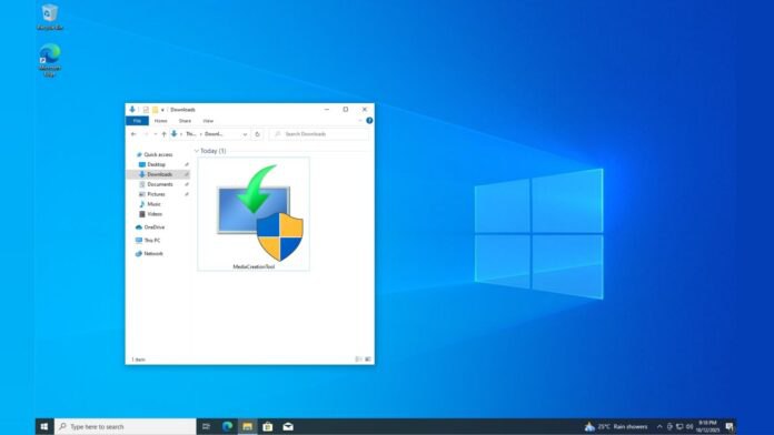 Microsoft сломала апгрейд на Windows 11 перед финалом Windows 10 Media Creation Tool фирменная утилита Microsoft для установки Windows 11 внезапно перестала работать на устройствах с Windows 10 После запуска программа просто закрывается без ошибок Компания признала проблему и пообещала выпустить исправление но когда именно не уточнила Забавно что уже сегодня Windows 10 официально уходит на пенсию и перестаёт получать бесплатные обновления безопасности Обновиться можно через Центр обновления а для чистой установки остаётся вариант вручную скачать ISO образ и собрать загрузочную флешку через Rufus или Ventoy Microsoft также запускает платные расширенные обновления для тех кто пока не готов к Windows 11 с обязательной привязкой к облачной учётке Windows 10 умирает но не сдаётся godnoTECH Новости IT