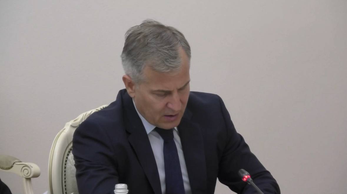 1 2 3 Александр Чепик прокомментировал сбои с поставками льготных лекарств В связи с замещением поставок из-за рубежа на поставку российских препаратов, были сбои по поставке ряда лекарств, в частности, препаратов низкого ценового сегмента для лечения сердечно-сосудистых заболеваний. — По всем случаям, где были соответствующие проблемы, Минздравом принимались решения по покупке этих препаратов по пункту 9 части 1 статьи 93 ФЗ от 05.04.2013. Закупка была у одного поставщика, чтобы сбоев не было, — подчеркнул Александр Чепик. По уже действующим контрактам также были сбои, когда лекарства не поставлялись своевременно. Таких случаев было 410 с начала года на общую сумму — около 4 млн рублей. С поставщиков были взысканы штрафные санкции. За неделю через ЦУР поступило 22 обращения по вопросам льготного лекарственного обеспечения. — Если обобщить, то большинство обращений касались получения инсулина короткого действия. 19 июня препарат поступил в регион и начал разгружаться по аптечным учреждениям. До среды все пациенты его должны получить, — отметил врио замгубернатора региона. Вести-Курск. Только проверенная информация Прислать новость