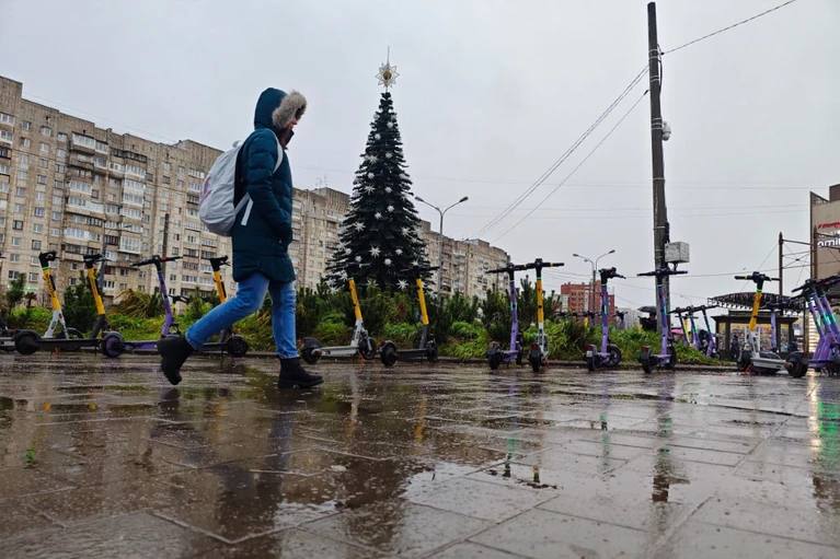 Кикшеринги в Петербурге официально — ВСЁ. До следующего сезона, разумеется  Из-за первого декабрьского снега в Северной столице появилась гололедица на дорогах и тротуарах. Это стало поводом для официального завершения сезона аренды электросамокатов.   Об этом SPB.KP.RU сообщили в пресс-службе городских кикшерингов Whoosh и «МТС Юрент».  За это время пользователи совершили почти 20 миллионов поездок. Суммарно они проехали около 35 миллионов километров на самокатах нашего сервиса. Доля транспортных поездок составила рекордные 91 процент. Это означает, что девять из 10 поездок на двухколесном транспорте совершалось не для досуга и прогулки, а по делам, — рассказали об итогах работы в Whoosh.  Теперь до весны, получается.   : Алексей Булатов   : СПб — отдай свой буст нам