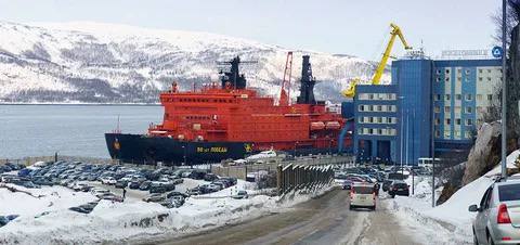 Кабмин проработает доступ грузов из Сибири Дальнего Востока и Урала к Трансарктическому коридору Документ опубликован на сайте Кремля При подготовке поручения нужно будет оценить возможное использования бассейнов рек Обь Енисей и Лена Срок исполнения данного поручения 15 февраля 2026 г К этому же сроку поручено представить предложения по развитию отечественных компетенций необходимых для строительства контейнерных и балкерных судов газовозов а также судов снабжения судов дноуглубительного и буксирного флота для Трансарктического транспортного коридора Кроме того правительству поручено принять меры по развитию на территории Дальневосточного федерального округа мультимодальных транспортно логистических центров ТЛЦ и повышению эффективности их работы в том числе на территориях ж д мостовых переходов Нижнеленинское Еврейская АО Тунцзян КНР и Благовещенск Амурская область Хэйхэ КНР а также строящегося мостового перехода через реку Туманная в направлении КНДР обеспечив начало его функционирования в 2026 году и приведение в нормативное состояние подъездных автомобильных дорог к строящемуся переходу Доклад правительства по этому вопросу поручено представить до 1 февраля 2026 г и далее до 1 февраля 2027 г Трансарктический транспортный коридор охватывает порты Санкт Петербург Мурманск Архангельск Владивосток В периметр ТТК входит Северный морской путь СМП границы которого определены Кодексом торгового мореплавания от архипелага Новая Земля на западе до мыса Дежнева на Чукотке Россия стремится построить в Арктике на базе ТТК международную транспортную альтернативу подчеркивая что Севморпуть на 30 короче маршрута из Европы в Азию через Суэцкий канал