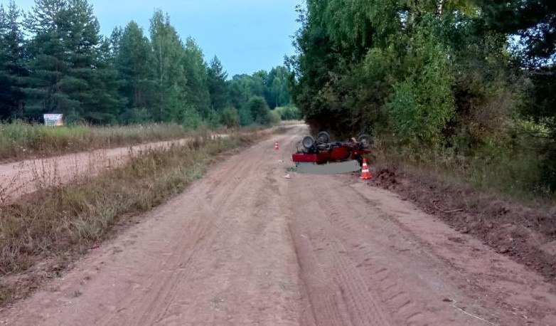 Смертельное ДТП произошло в Верхошижемском районе 4 августа. 38-летний водитель мотороллера «Муравей» не справился с управлением и совершил опрокидывание. Он и 60-летняя пассажирка мотороллера от полученных травм скончались на месте, сообщили в ГАИ.  Прислать новость:      Подпишись на «Источник»