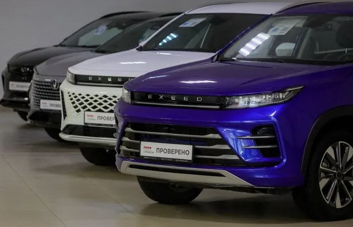 Производство автомобилей Exeed суббренд китайской Chery в РФ планируют перенести с принадлежащего группе Автодом бывшего подмосковного автозавода Mercedes на площадку группы AGR в петербургских Шушарах экс завод GM Hyundai Об этом сообщают Ведомости ссылаясь на пять своих источников двух дилеров Exeed и еще трех собеседников знакомых с бизнесом AGR и Автодома По словам источника в крупном дилерском холдинге Exeed формирует совместное предприятие с AGR в рамках которого планируется организация сборки на площадке в Шушарах Завод изначально принадлежавший американской GM позднее был выкуплен Hyundai а после ухода корейской компании из РФ перешел к AGR Подписаться на PRO transport Telegram MAX