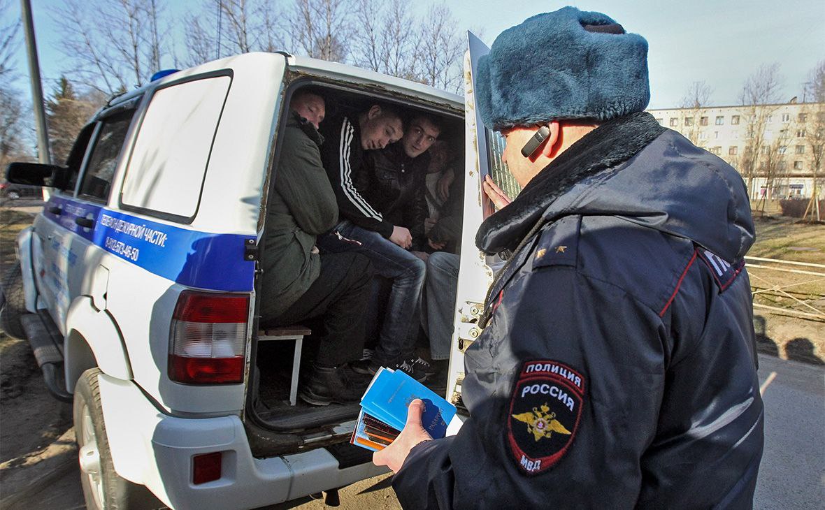 Свердловским полицейским разрешили выдворять мигрантов из страны без суда  В Свердловской области силовиков наделили полномочиями, позволяющими выдворять мигрантов из страны без суда.  Данный вопрос обсуждался в ходе рабочей встречи с участием судей и представителей ГУ МВД по региону:  «Должностные лица полиции будут наделены полномочиями по рассмотрению большинства дел об административных нарушениях, по которым предусмотрено выдворение. Сейчас эту категорию дел рассматривают суды»,  – заявили по итогам встречи в областном суде.  Нововведения начнут действовать с 5 февраля. С этой даты суды будут рассматривать только ходатайства о продлении срока пребывания в центре временного содержания иностранцев, а также жалобы на постановления ОВД.   Царьград.ТВ — Не боимся говорить правду   Подпишись