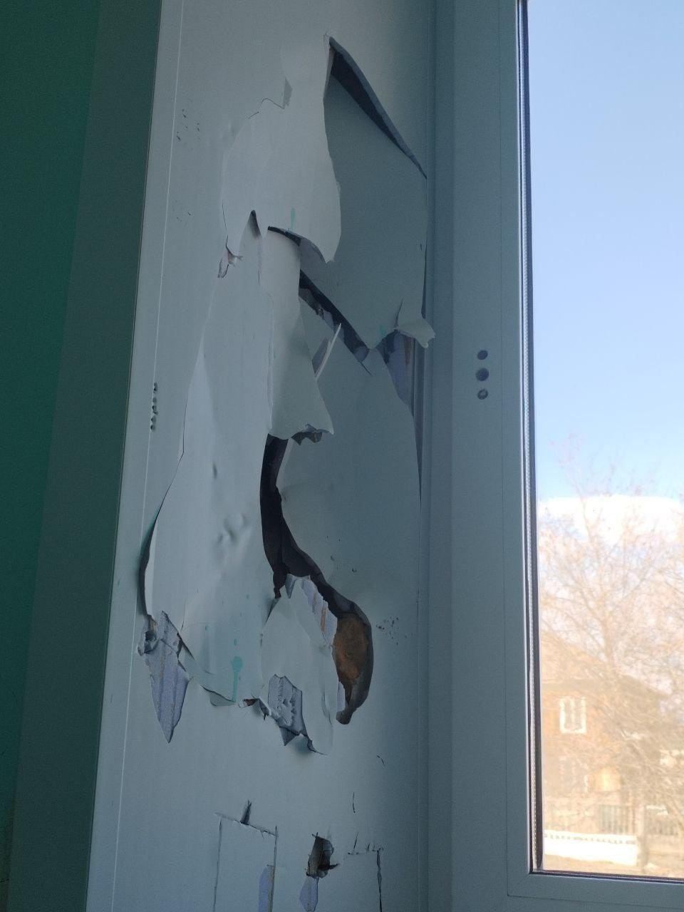 Пациентка пожаловалась на условия в районной больнице — не устроили тараканы и поломанные унитазы. Женщина лежала в инфекционном отделении первой участковой больницы в борзинском поселке Шерловая Гора: Помыться девочкам не дают. Унитазы — просто ужас, ползают тараканы, всё развалено и убито! Нет условий даже для личной гигиены. В пресс-службе Минздрава Забайкалья сообщили, что в отделении делали косметический ремонт в 2024 году, а насекомых и крыс травили в прошлом году. Летом планируют отремонтировать канализацию, а все ремонты и уборки идут по графику. Фото от очевидцев Подписаться