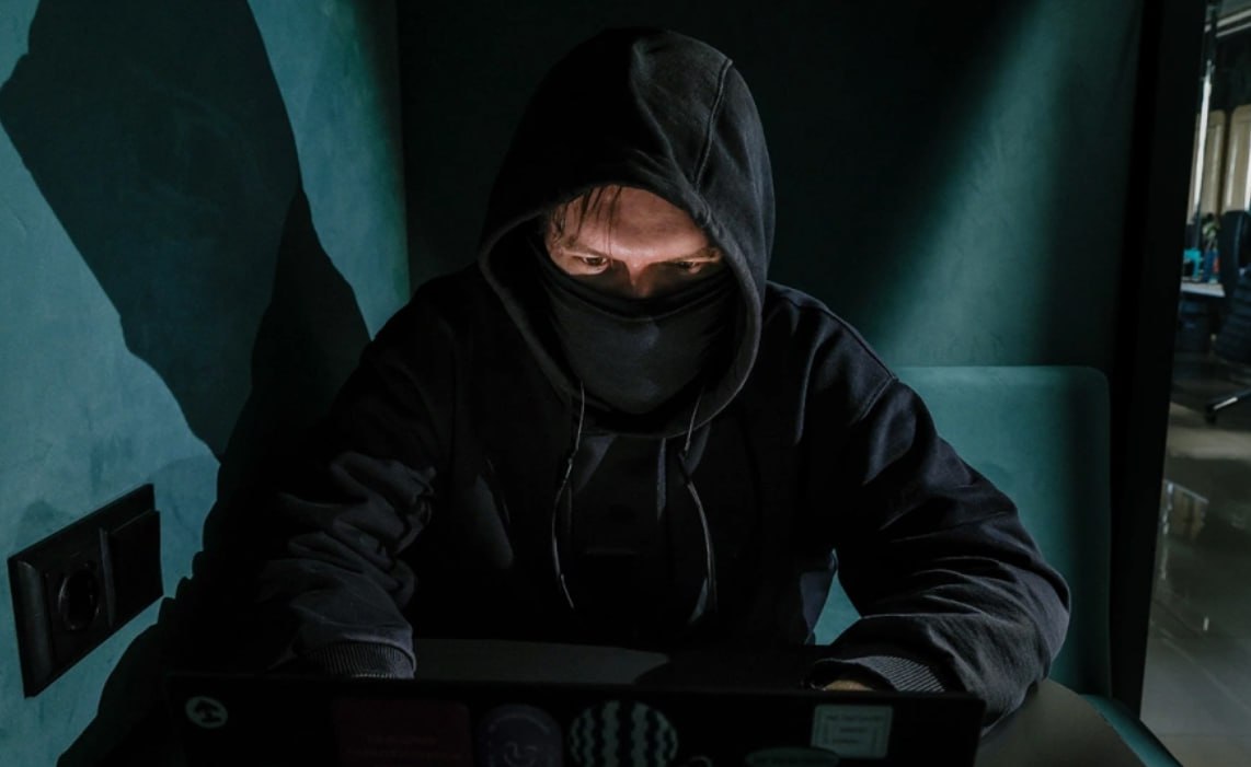 Мошенники стали обманывать россиян запугивая эпидемией гонконгского гриппа Они звонят от имени поликлиники и просят жертву прийти якобы на обязательный прием или анализы в целях профилактики вируса рассказали РБК в пресс службе Т Банка Специалисты выявили новую схему мошенничества при помощи сервиса на основе искусственного интеллекта ИИ фрод рулетка Ловушка для мошенников Если человек отказывается его начинают пугать вспышкой эпидемии тяжелым течение болезни возможном карантине и долгой реабилитацией Также мошенники торопят с решением ссылаясь на то что записаться позже на прием уже не получится не останется талонов В случае согласия жертвы злоумышленники просят назвать код из СМС который на самом деле является кодом для входа на Госуслуги Однако это только часть схемы предупреждают эксперты Следом жертве звонят от лица Центробанка МВД или Росфинмониторинга и пытаются запугать якобы предыдущий звонок был от мошенников которые взломали Госуслуги и теперь пытаются украсть деньги с банковского счета Фото Андрей Любимов РБК РБК в Telegram и MAX