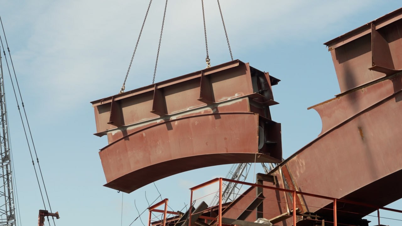 На Большом Смоленском мосту установили разводной пролет Губернатор Петербурга Александр Беглов проинспектировал ход строительства переправы Работы велись в условиях сильного течения Невы По словам замруководителя генподрядной организации Игоря Сенцова допуски при заходе конструкции в судоходный фарватер измерялись буквально сантиметрами Для монтажа потребовались три буксира ледокол и четыре мощных домкрата Процесс занял почти двое суток в нем участвовали порядка 80 специалистов Сейчас на опорах установлены гидроцилиндры которые будут приводить крылья моста в движение Оборудование произведено на Обуховском заводе Большой Смоленский первый разводной мост который строится в Петербурге за 40 лет Фото скриншот с видео Город Подпишись на Город в MAX