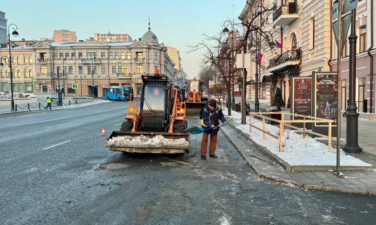 Специалисты МБУ «СГТ» подвели итоги уборки Владивостока за январь.   ⏺ Так, за минувший месяц силами «СГТ» было вывезено 7968 кубометров снега, обработано противогололедными материалами более 20 маршрутов и собрано около 240 тонн мусора во всех районах города.   ⏺ В круглосуточном режиме дорожники краевого центра расчищают проезжую часть от грунта и наледи, а после выпавших на прошлой неделе осадков в виде снега работы по уборке города усилились.    «Обработку улиц реагентами производим вне зависимости от выпавших осадков. Из-за высокой влажности воздуха и перепадов температур на дороге образовывается гололедица, чтобы не допустить аварий, мы ежедневно посыпаем проезжую часть противогололедными материалами», – комментирует начальник отдела содержания городских территорий Сергей Самарин.    ⏺ За январь сотрудники городской службы задействовали более шести тысяч тонн песко-соляной смеси и около 260 тонн жидкого реагента «Бионорд».    ⏺ Также в городе на постоянной основе продолжается ликвидация несанкционированных свалок.