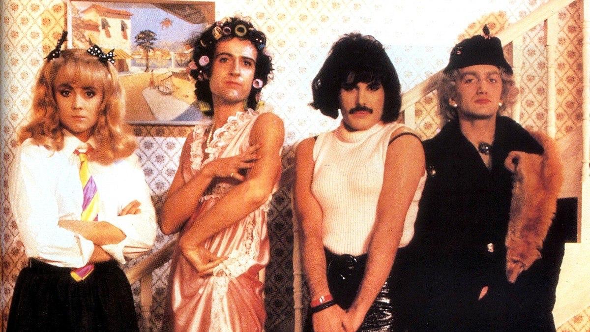 Мосгорсуд признал фото участников Queen пропагандой ЛГБТ Мосгорсуд оставил в силе штраф жителю Москвы Давиду Гевондяну по статье о пропаганде ЛГБТ из за фотографии группы Queen На снимке музыканты запечатлены в женской одежде кадр был сделан во время съёмок клипа на песню I Want to Break Free На решение суда обратила внимание Вёрстка изучив материалы дела Само разбирательство в суде первой инстанции прошло еще в марте прошлого года Тогда было известно лишь о факте штрафа но без указания конкретного изображения Подробности появились после рассмотрения жалобы Гевондян настаивал что в его действиях нет состава правонарушения по его версии фотография имеет музыкальный и культурный контекст и не может рассматриваться как пропаганда Однако суд этот довод не принял В решении указано что размещение фотографии участников Queen в женской одежде по мнению суда не связано с музыкальной тематикой и дает положительную оценку нетрадиционных сексуальных отношений представляя их как естественные Также суд счел что изображение искажает представление об отношениях между мужчиной и женщиной и разрушает семейные ценности