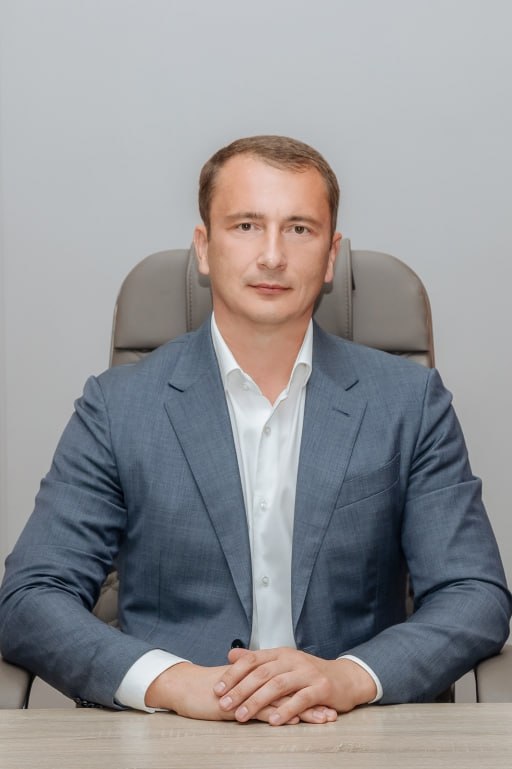 Директор правительственного Центра проектных экспертиз и ценообразования ушел в отставку Андрей Василего проработал с 2019 года И о руководителя ГАУ стала заместитель директора Наталья Никольских К ее сфере компетенции относится достоверность определения сметной стоимости Ранее Наталья Никольских возглавляла в учреждении сметно экономический отдел Андрей Василего возглавил Центр проектных экспертиз и ценообразования в строительстве в 2019 году До назначения он работал первым заместителем главы администрации Багратионовского МО В 2016 году Андрей Василего был назначен курировать строительство стадиона на острове Октябрьском в статусе замдиректора госучреждения Региональное управления заказчика застройщика капитального строительства управлением на тот момент руководил Сергей Черномаз действующий министр ЖКХ и строительства региона В 2012 2016 годах Василего возглавлял отдел капстроительства Светлогорского ГО   RUGRADузнал