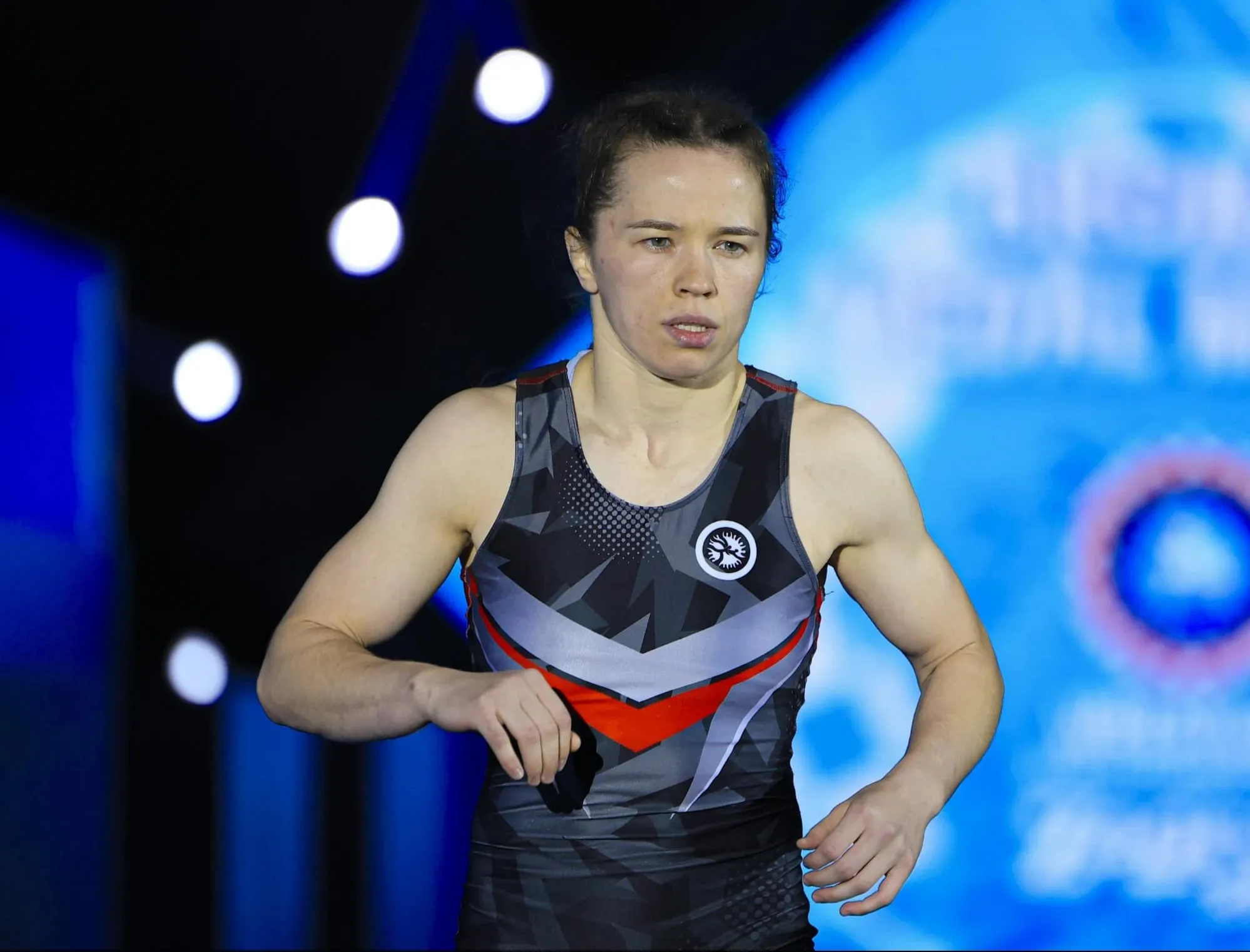 Дагестанская спортсменка поборется за бронзу на Чемпионате Европы Екатерина Смирнова 50 кг поборется за бронзовую медаль на проходящем в Тиране чемпионате Европы по женской борьбе Дагестанская спортсменка в первой схватке победила со счетом 2 1 соперницу из Белоруссии Наталью Варакину но в следующем поединке уступила Оксане Ливач из Украины Сегодня Смирнова выступит в утешительном раунде за третье место Еще одна дагестанская спортсменка действующая чемпионка Европы Екатерина Вербина 55 кг выбыла из борьбы за медали РИА Дагестан в МАХ