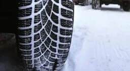 С этого года зимой запрещено использовать всесезонные шины!    С 1 сентября вступает в силу новый указ:     Зимние шины обязательно должны иметь специальную маркировку — горная вершина с тремя пиками и снежинка внутри  так называемый «3PMSF» .     Дополнительно должна присутствовать одна из маркировок: M+S, M&S или MS.     Шины с обозначением «Всесезонные» или «All Season» не считаются зимними и использовать их в холодное время года будет запрещено.      Также напоминаем:   Минимальная глубина протектора зимой — не менее 4 мм.   Износ больше — штраф или даже запрет на эксплуатацию.    Не откладывайте на последний момент — проверьте свои шины уже сейчас!   Безопасность на дороге начинается с правильных покрышек.