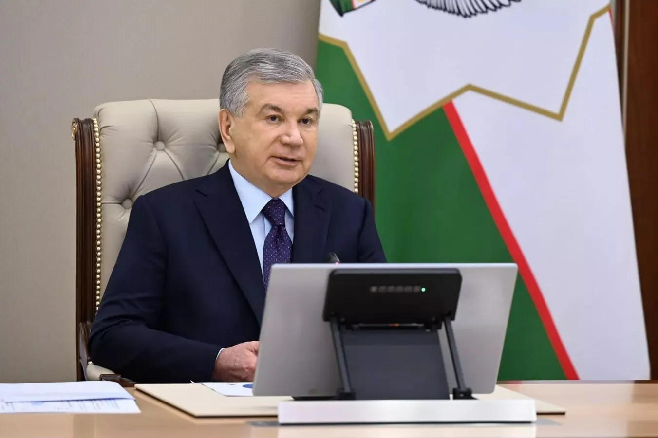 Мирзиёев поставил автопрому Узбекистана задачу выйти на 1 млн Президент Узбекистана Шавкат Мирзиёев ознакомился с презентацией предложений по развитию автомобильной промышленности расширению мощностей и повышению конкурентоспособности отрасли Перед автопромом поставлена задача достичь уровня в 1 миллион как по объёмам производства так и по показателям занятости Каждый проект должен оцениваться с точки зрения рыночного спроса и экономической эффективности основное внимание конкурентоспособности на внешних рынках Рассмотрен проект производства Volkswagen На первом этапе крупноузловая сборка в Ташкенте затем полный цикл в СЭЗ Ангрен с повышением локализации и выходом на внешние рынки Глава республики поручил усилить конкуренцию углубить локализацию развивать национальную инженерную школу До конца 2026 года разработают стратегию развития рынка автозапчастей с участием международных консалтинговых компаний Подпишитесь на AsiaToday