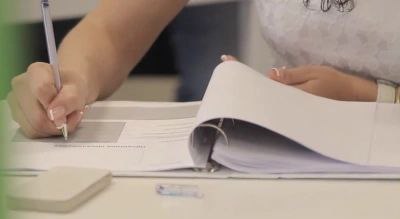 В Перми вынесли приговор организаторам незаконной миграции  Ленинский районный суд вынес приговор организаторам незаконной миграции. Об итогах судебного дела рассказали в УФСБ России по Пермскому краю.  Установлено, что с 2023 по 2024 годы сотрудник автономной некоммерческой организации и гражданин КНР выдавали фиктивные сертификаты о владении русским языком иностранным гражданам. Так мигранты получали документы, необходимые для законного пребывания на территории России.