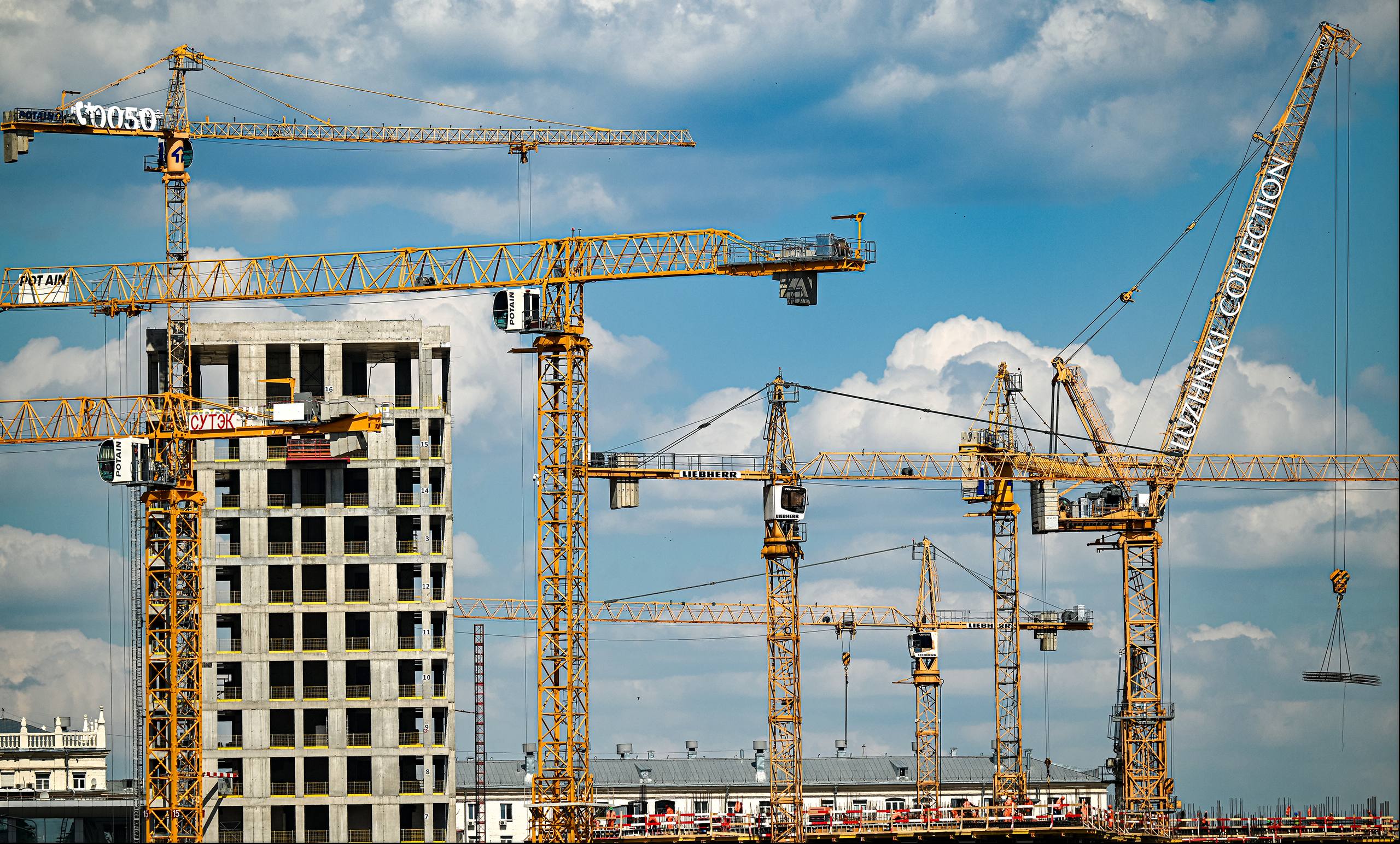 Стратегия развития строительной отрасли и ЖКХ до 2030 года будет доработана с учетом современных требований Михаил Мишустин дал ряд поручений по итогам стратегической сессии посвященной реализации Стратегии развития строительной отрасли и ЖКХ до 2030 года Минстрою предстоит разработать меры по технологическому развитию в гражданском транспортном промышленном и жилищном строительстве а также жилищно коммунальном хозяйстве в том числе с учетом перехода на цифровые решения и необходимости повышения производительности труда Среди других направлений актуализации разработка мер по повышению эффективности работы предприятий жилищно коммунального хозяйства снижение стоимости строительства жилья увязка градостроительного развития и развития территорий с транспортно экономическим балансом до 2030 года План реализации обновленной стратегии развития строительной отрасли и жилищно коммунального хозяйства должен быть внесен в Правительство до 15 ноября В рамках национального проекта Экономика данных и цифровая трансформация государства будет разработана федеральная государственная информационная система Управление коммунальной инфраструктурой которая синхронизируется с ФГИС Тариф Минфину и Минстрою вместе с Минэкономразвития Минтрансом при участии Банка России предстоит не позднее 1 мая подготовить предложения по дополнительным механизмам привлечения средств частных инвесторов для реализации инфраструктурных проектов Минпромторгу поручено обеспечить возможность передачи данных о ценах на стройматериалы из системы Честный знак в Федеральную государственную информационную систему ценообразования в строительстве Подписаться на Правительство России в MAX