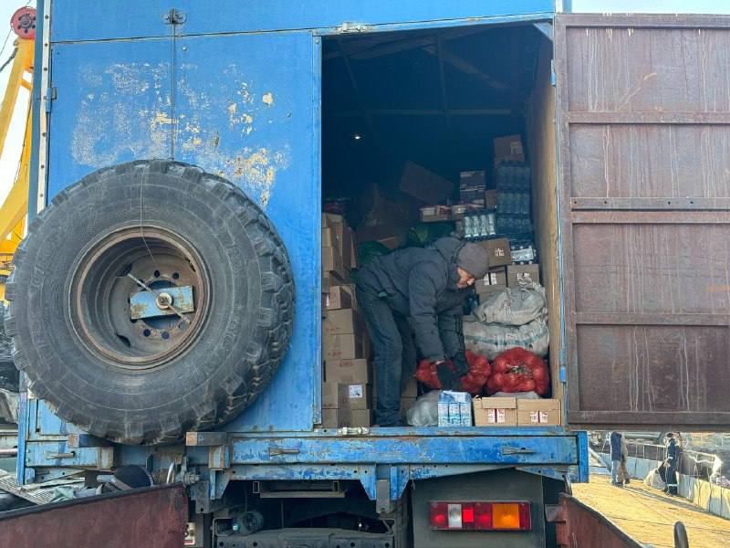 6 тысяч тонн социально значимых товаров завезли в Арктику Якутии с начала года Общий объём поставок социально значимых товаров в арктические районы составил 6 тыс тонн 4 5 тыс тонн по зимнику 1 5 тыс тонн по навигации Как сообщил министр по развитию Арктики и делам народов Севера Якутии Владимир Черноградский важным элементом в формировании устойчивой логистической цепочки стал запуск нового консервного цеха В этом году мы завершаем реализацию программы по строительству торгово логистических центров в 13 арктических районах Новый консервный цех это логическое продолжение этой работы направленной на обеспечение продовольственной безопасности северных территорий ulusmedia Читайте нас в MAX