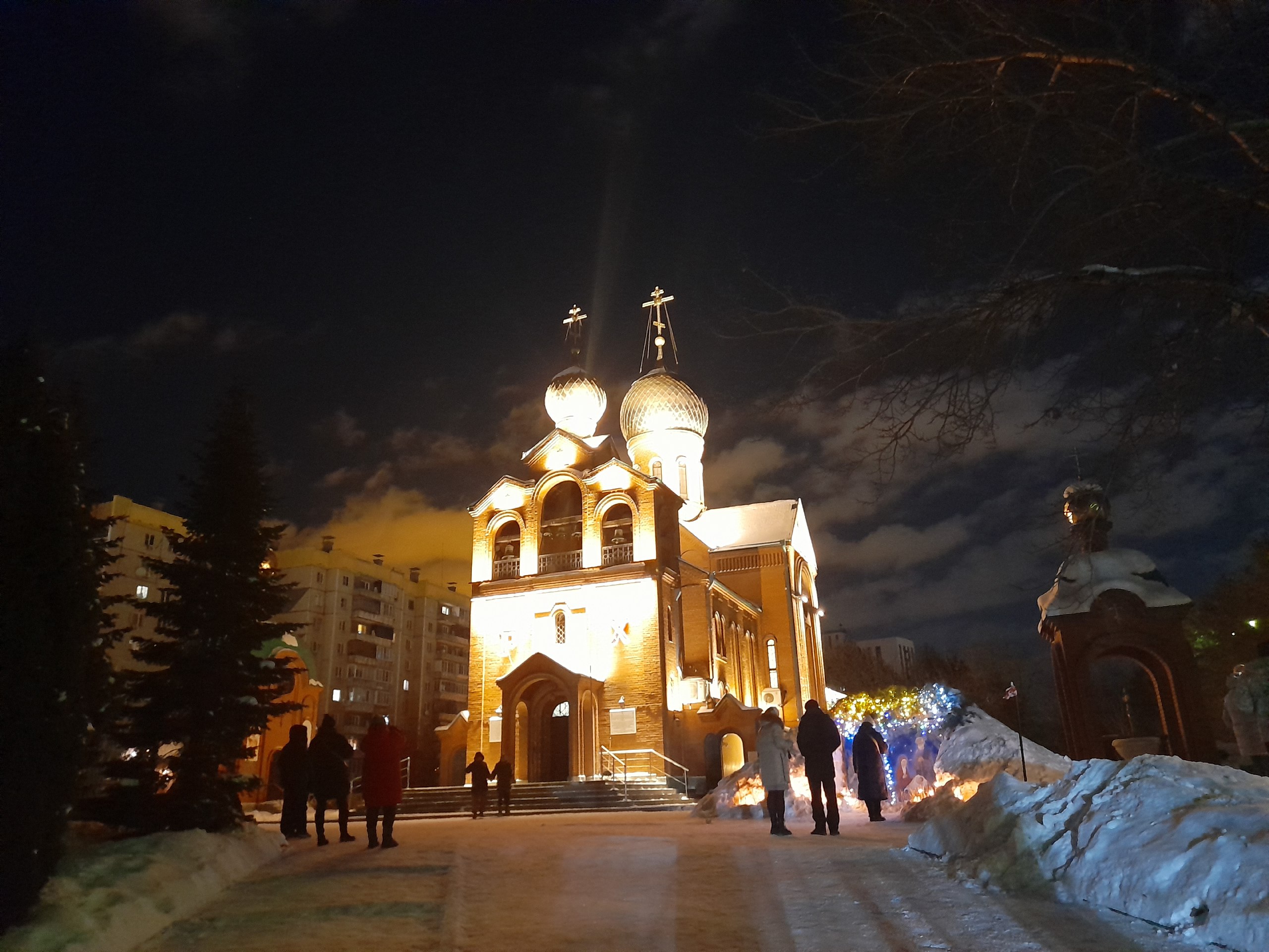 Более 25 тысяч южноуральцев посетили праздничные службы в Рождество   www up74 ru articles news 168217 Правопорядок в праздник обеспечили около 1200 силовиков и дружинников