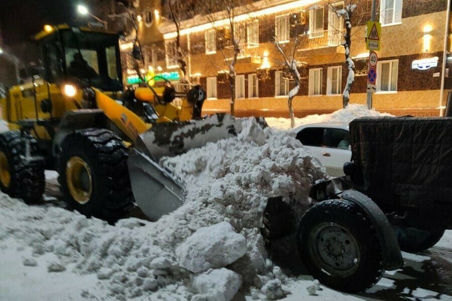 Где будут убирать снег и наледь в Благовещенске? Власти перечислили улицы  видео   Днем 5 декабря в Благовещенске продолжается борьба со снежными накатами на улично-дорожной сети. Сотрудники ГСТК очищают автобусные остановки, перекрестки, радиусы поворотов. Дороги и тротуары подсыпают противогололедными материалами.  Подробнее здесь