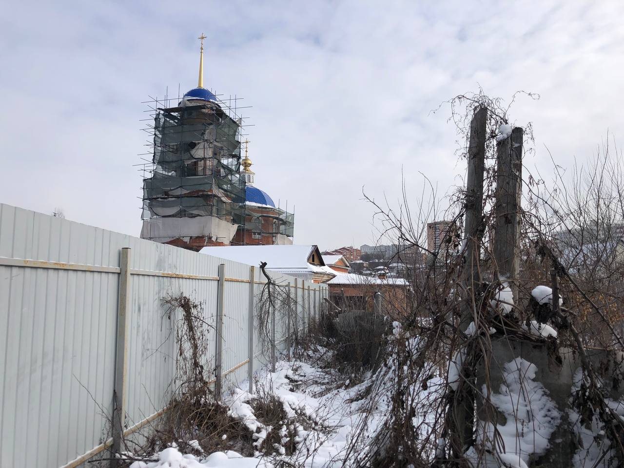 В Курске вернутся к обсуждению обустройства территории рядом с Михайловским храмом  Александру Чепику объяснили, почему на этом месте пока - пустырь. По планам, здесь должен был появиться мини-парк. Но найденные там погреба были признаны вновь выявленным объектом культурного наследия, работы пришлось приостановить, территорию огородили. Затем экспертиза показала, что исторической ценности погреба не представляют: много новодела, нет связи с иными объектами.  С 2021 года территория находится в подвешенном состоянии, отметила Ольга Гранкина: нет ни решения о включении в реестр ОКН, ни о выводе из реестра вновь выявленных.   Предлагается сделать здесь общественное пространство, как ранее и планировалось. Вопрос обсудят с епархией, Минкультом региона, министерствами по охране ОКН, архитектуры, мэрией. Тем более, что и храм тоже требует внимания.  Сейм   Курская область