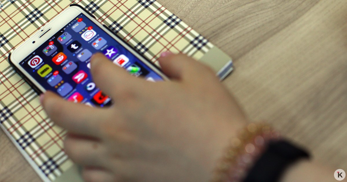 В правительстве РФ начали подготовку кадров для работы с ИИ В рамках нацпроекта Экономика данных в более 20 вузах был запущен проект по подготовке ИИ специалистов высокого уровня В этом году вузы совместно с ведущими ИТ компаниями разработали 72 новые образовательные программы По ним планируется к 2030 г обучить более 10 тысяч студентов которые научатся работать с данными разрабатывать и дообучать ИИ модели Кроме того подготовке новых ИИ кадров мы обучаем уже действующих сотрудников Например по задаче Правительства были запущены программы повышения квалификации по применению ИИ для госслужащих В этом году обучение прошли порядка 500 сотрудников госаппарата отметил Дмитрий Григоренко По словам президента Владимира Путина именно ИИ повлечёт за собой глубинную перестройку системы подготовки кадров и потребует трансформации принципов обучения специалистов Широкое использование искусственного интеллекта потребует от специалистов умения применять его в своей работе